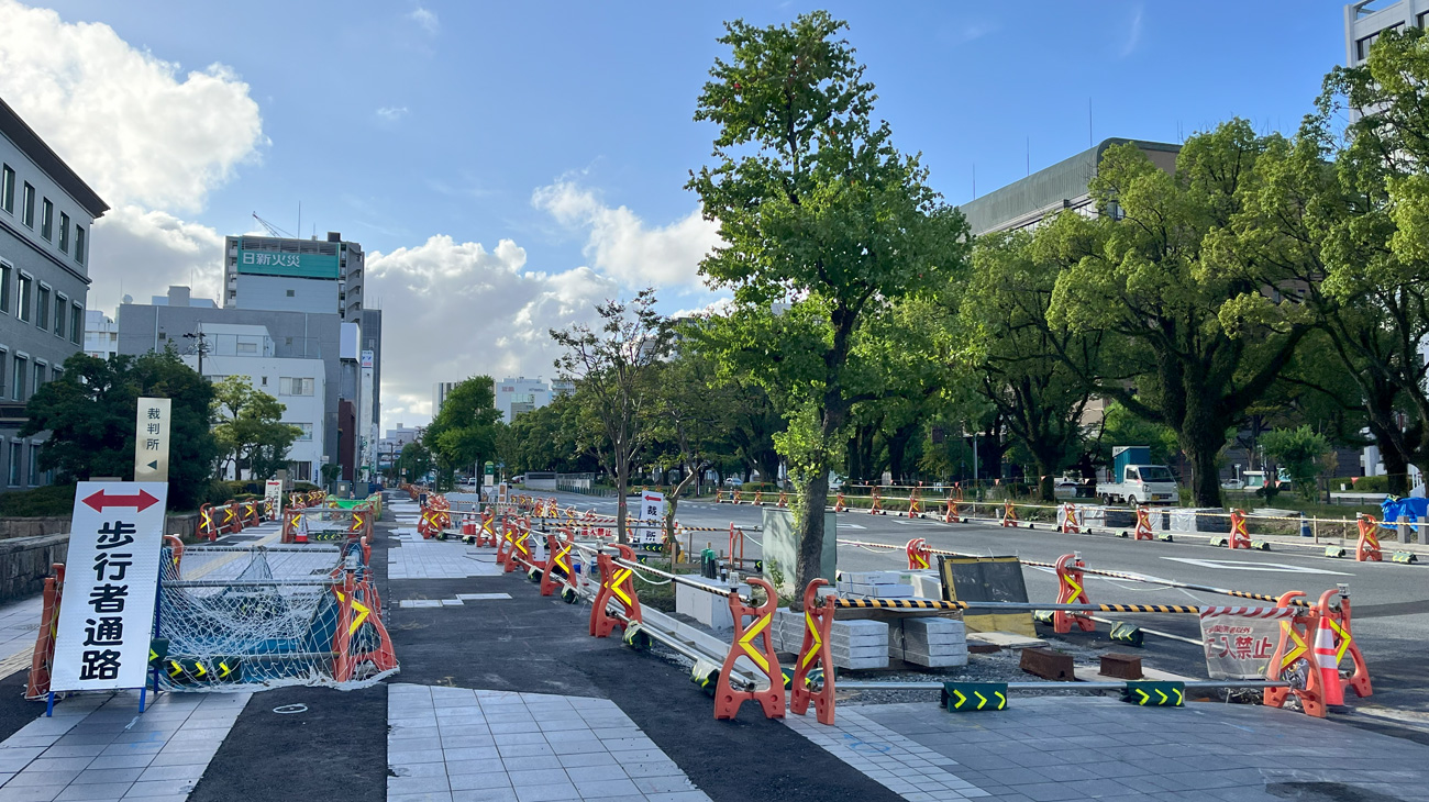 国道1号からJR四日市駅間においても、車道を南側に集約するための⼯事が進行中です（令和6年8⽉末撮影）